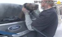 Polis yanan arabadan köpeği sağ kurtardı