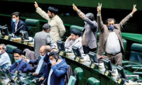 İran meclisinde Kovid salgını 
