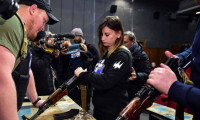 Zelenskiy imzaladı! Ukraynalı sivillerin silah kullanmasına yasal izin