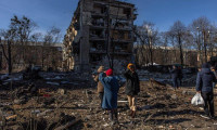 Kiev Belediye Başkanı, vurulan yerleşim yerlerine gitti