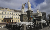 Kiev'de halk büst ve heykelleri koruma altına alıyor