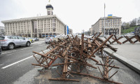 Kiev'de barikatlar kaldırılıyor