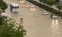 Ankara'da sağanak yağış yolları göle çevirdi