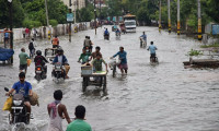 Hindistan'da sel, 500 bin kişiyi yerinden etti