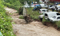 Zonguldak'ta heyelan; araçlar suya gömüldü
