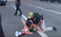 Biden'ı protesto eden kadına polisten sert müdahale