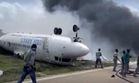 Somali'de pistten çıkan uçak ters döndü