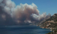 Midilli Adası'nda orman yangını yerleşim yerlerine sıçradı