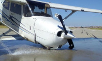 İniş sırasında eğitim uçağının ön tekeri koptu