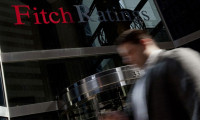Fitch, ABD'nin kredi notunu negatiften durağana revize etti