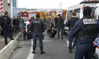 Paris havaalanında polis bıçaklı adamı vurarak öldürdü