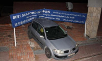 Şoför el frenini çekmedi, otomobil restoranın çatısına uçtu