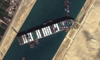 Süveyş Kanalı’nda tanker karaya oturdu