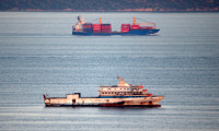 Taciz ateşi açılan Anatolian gemisi Çanakkale Boğazı'nda demirledi