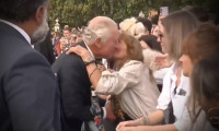 Kral 3. Charles'ı öpen kadın o anı anlattı!