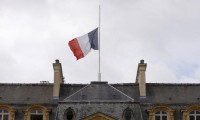 Fransa, Kraliçe için bayraklarını  indirmeyi reddetti