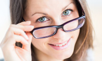 Araştırma: Gözlük insanları daha zeki veya çekici göstermiyor