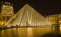 Fransa'da Versay ve Louvre'un ışıkları da erken kapanacak