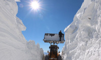 Hakkari'de 4 metrelik kar, üs bölgelerinin yolunu kapattı