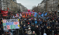 Fransa'da emeklilik yaşı protestolarına katılım 1 milyonu geçti!