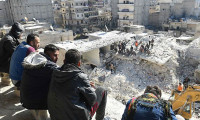 Halep'te 5 katlı bina çöktü: Ölü ve yaralılar var