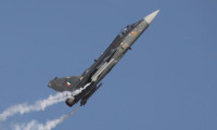 Hindistan'da 2 savaş uçağı düştü
