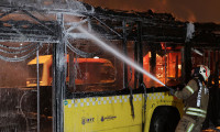 Seyir halindeki İETT otobüsü cayır cayır yandı