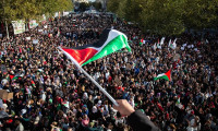 Paris'te on binlerce kişi Filistin'e destek için sokaklarda