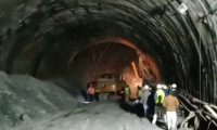 Hindistan'da tünel inşaatı çöktü: 40 kişi mahsur kaldı 