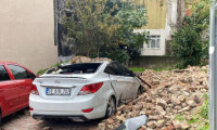 Fatih'te metruk bina çöktü: Duvar otomobillerin üstüne düştü