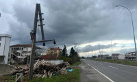 Sakarya'da fırtına: Elektrik direkleri yıkıldı