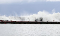 Karadeniz'de dev dalgalar 5 askeri personeli yaraladı