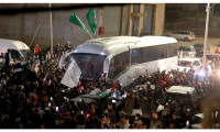 Hamas, geçici ateşkes kapsamında 16 rehineyi Kızılhaç'a teslim etti
