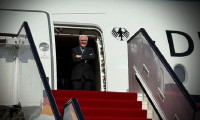 Steinmeier'a Katar'da şok: Uçağın önünde yarım saat bekledi!