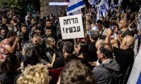Netanyahu'ya evinin önünde istifa çağrısı