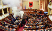 Arnavutluk'ta milletvekilleri meclise sis bombası attı