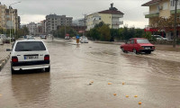 Antalya Kumluca'da sağanak nedeniyle iş yerlerini su bastı