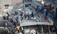 İsrail yine mülteci kampı vurdu! En az 100 ölü var