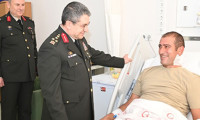 Orgeneral Bayraktaroğlu'ndan tedavi gören askerlere ziyaret