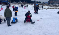 Kar yağışı olmayan Uludağ'da ziyaretçi yoğunluğu