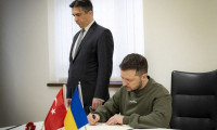 Zelenskiy Türkiye'nin Kiev Büyükelçiliği'nde açılan taziye defterini imzaladı