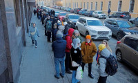 Rusya’da bankalar önünde kuyruklar uzuyor