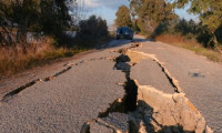Hatay'da yollardaki derin yarıklar depremin şiddetini gözler önüne serdi