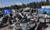 Elbistan'da depremde hasar gören araçlar otoparka çekiliyor