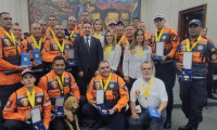 Maduro'dan, deprem arama kurtarma ekibine madalya
