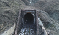 Deprem, demiryolu tünelini kapattı