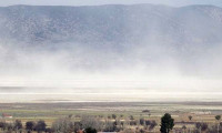 Burdur Gölü'nün üzerini toz bulutu kapladı
