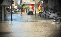 Sokaklar su altında: Deprem sonrası deniz taştı!