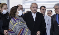 Kemal Kılıçdaroğlu ve eşi, depremzedeleri ziyaret etti