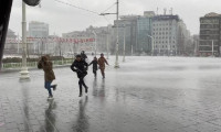 İstanbul'da fırtına ve sağanak yağış etkili oldu